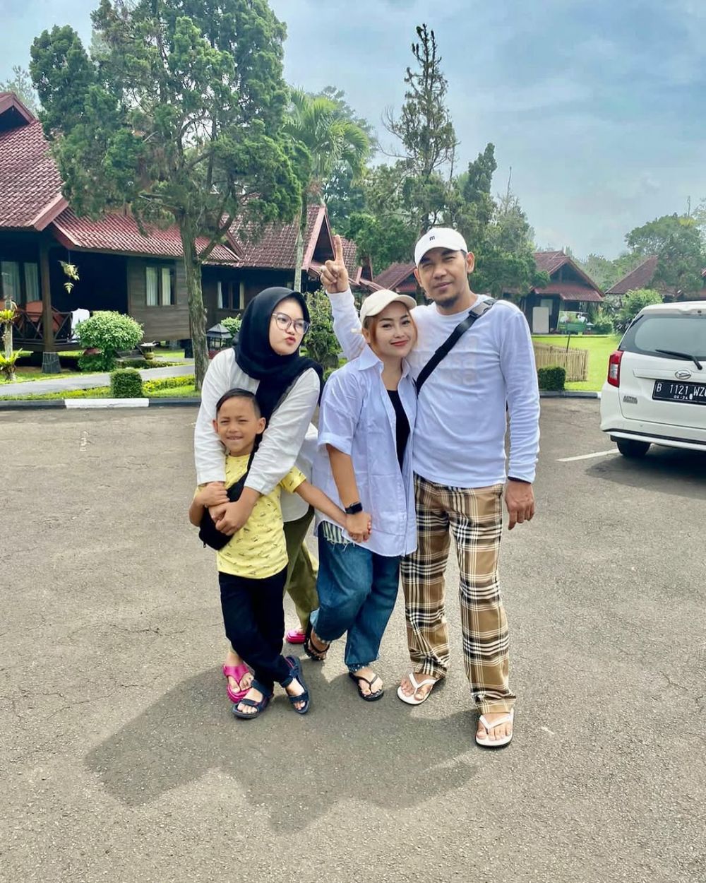 Mpok Alpa tinggalkan empat anak, ini 9 potret kenangannya bareng keluarga, selalu tampil ceria