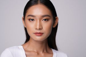 5 Tips makeup natural biar wajah auto fotogenik di kamera, rahasia makeup artist