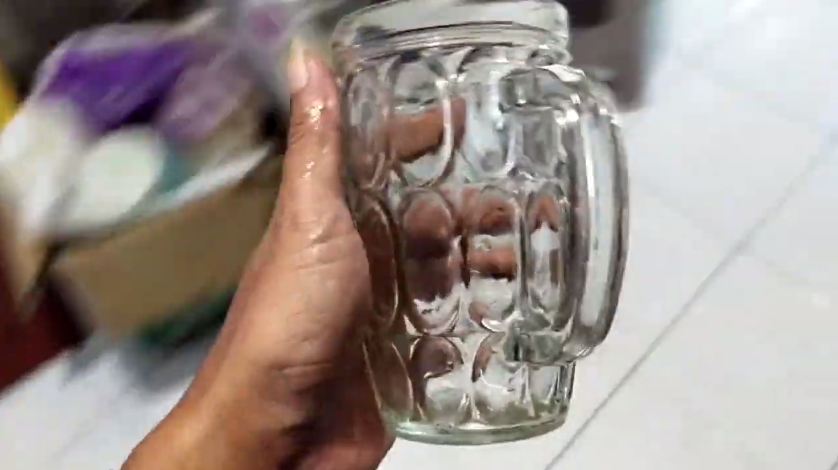 Bukan direndam berjam-jam, ini cara praktis bikin gelas kaca kusam kinclong lagi