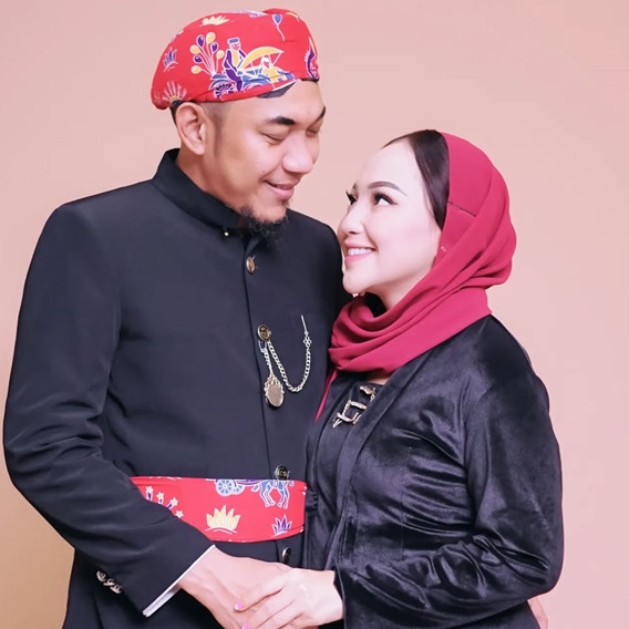 Kisah cintanya berawal di kondangan, 9 potret kenangan Mpok Alpa dan suami hingga maut memisahkan 