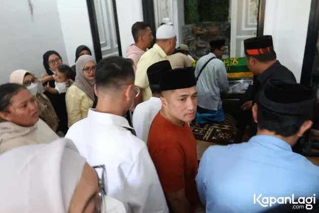 9 Potret suasana rumah duka Mpok Alpa, suami menangis sampai ambruk hingga pakai selang oksigen