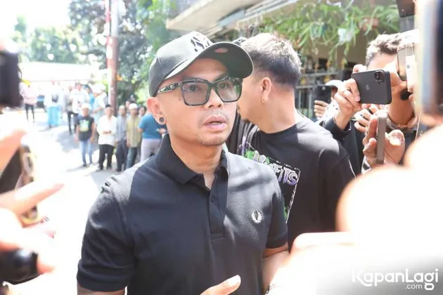 9 Potret suasana rumah duka Mpok Alpa, suami menangis sampai ambruk hingga pakai selang oksigen
