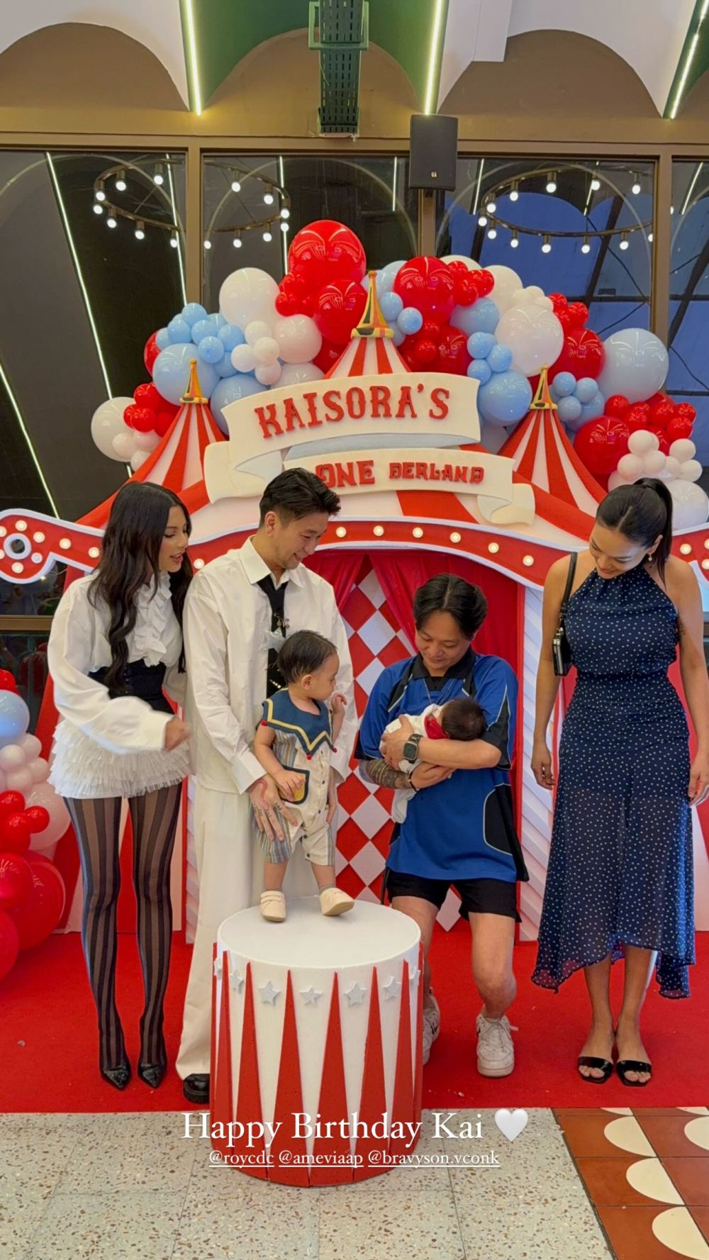 9 Potret DJ Bravy jadi partner Erika Carlina rawat baby Andrew, telaten gendong dan bantu ganti popok