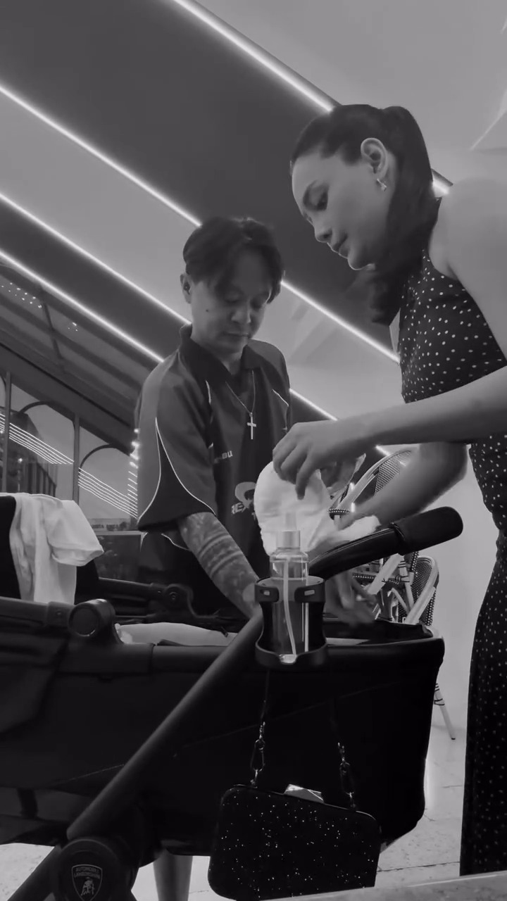 9 Potret DJ Bravy jadi partner Erika Carlina rawat baby Andrew, telaten gendong dan bantu ganti popok