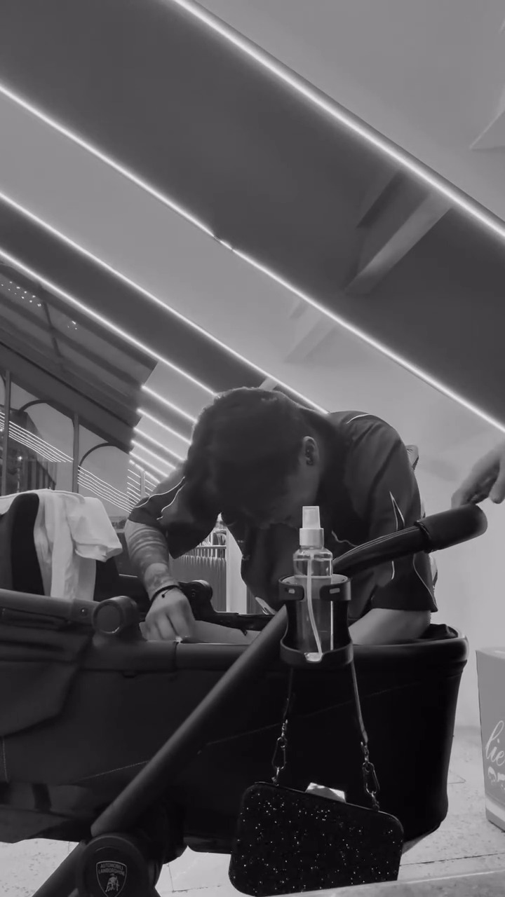 9 Potret DJ Bravy jadi partner Erika Carlina rawat baby Andrew, telaten gendong dan bantu ganti popok