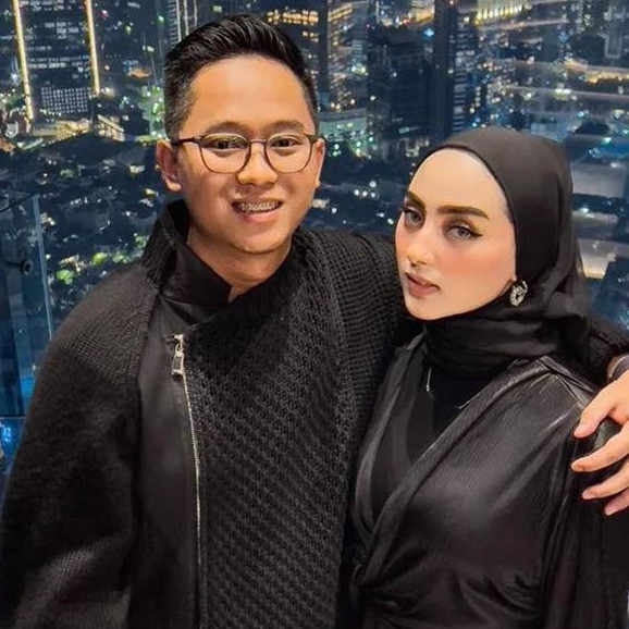Parasnya bak pinang dibelah dua, ini 9 adu gaya Citra Kirana dan Dinan Fajrina istri Doni Salmanan