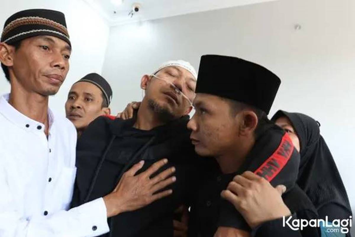 Syok tiba-tiba kehilangan istri, 5 potret ketegaran Aji Darmaji tegar melepas Mpok Alpa
