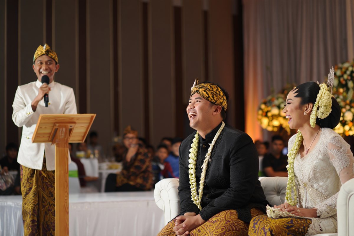 50 Pantun gombal lucu buat MC pernikahan 2025, Bikin tamu ketawa dan pengantin makin baper