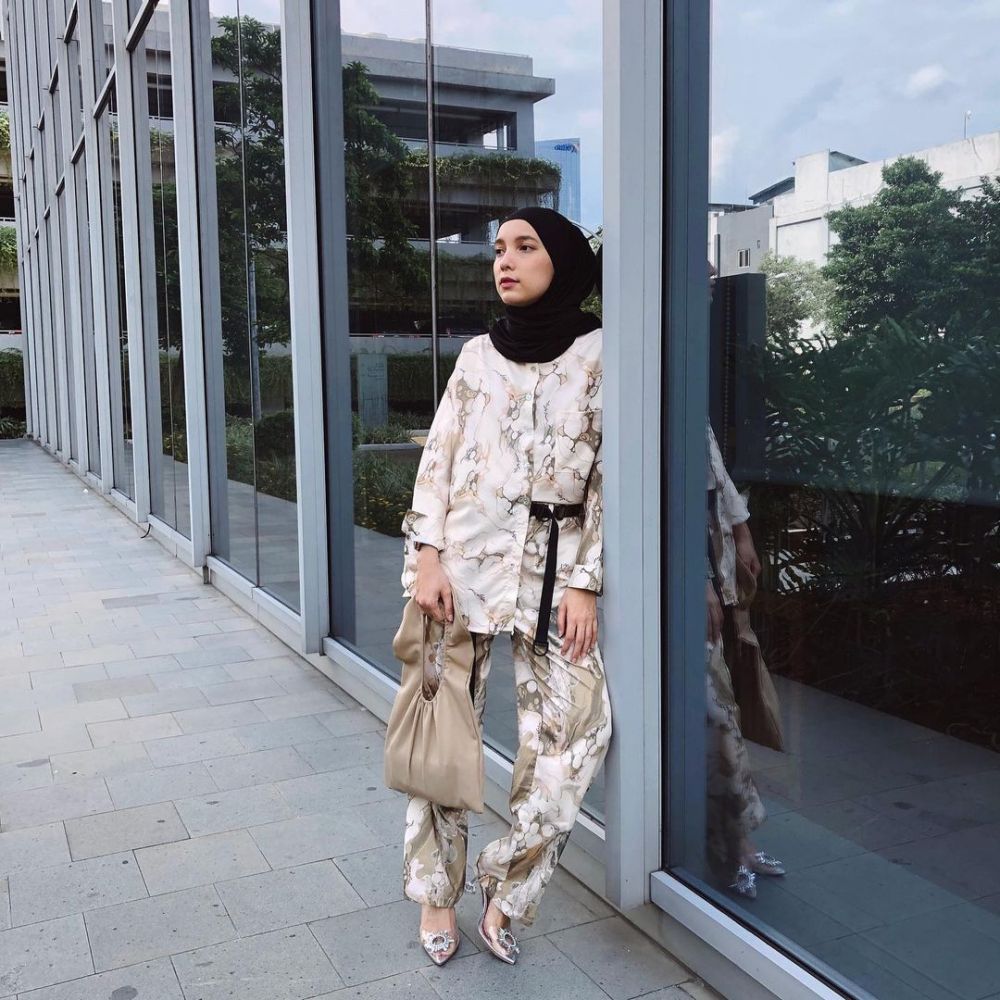 Fashion stylist hits ini ternyata putri artis senior era 60-an, begini 11 potretnya