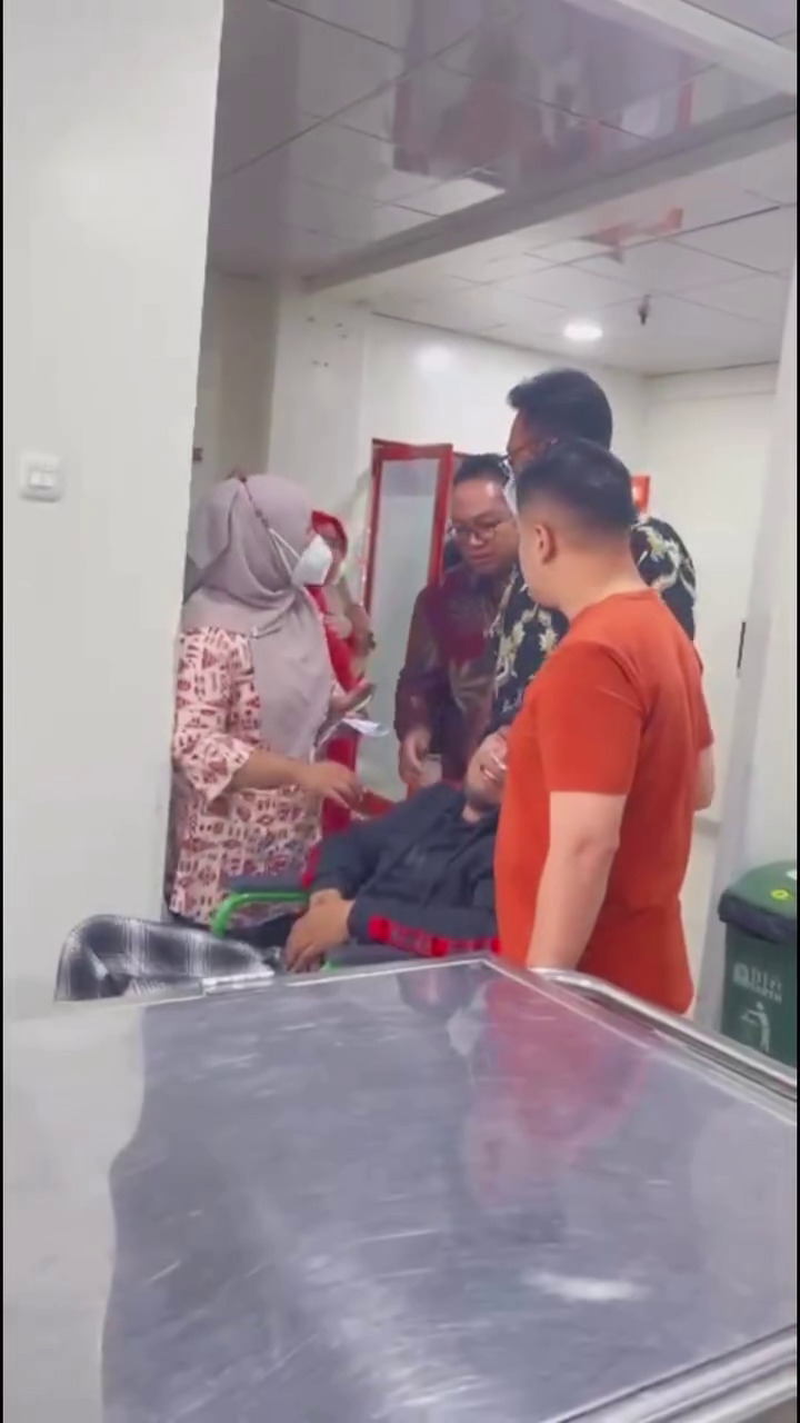 9 Momen Raffi Ahmad dan Irfan Hakim setia dampingi keluarga Mpok Alpa saat sang sahabat meninggal