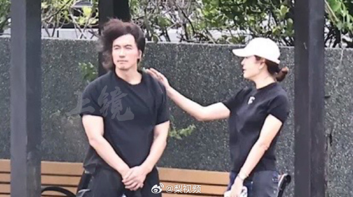 Potret Jerry Yan 'Tao Ming Si' kunjungi makan Barbie Hsu, ucapan untuk mendiang rekannya bikin haru