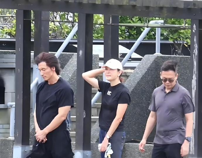 Potret Jerry Yan 'Tao Ming Si' kunjungi makan Barbie Hsu, ucapan untuk mendiang rekannya bikin haru