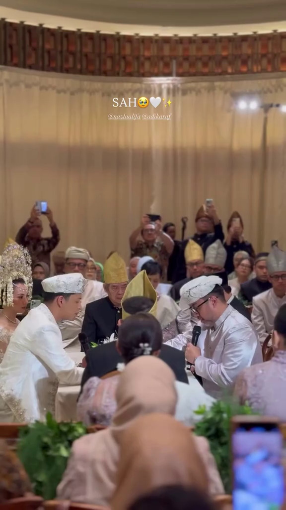 9 Potret akad nikah penyanyi Adikara dan Nazla Alifa, digelar dengan adat minang dan mahar 16 gram