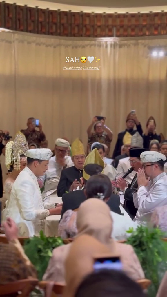 9 Potret akad nikah penyanyi Adikara dan Nazla Alifa, digelar dengan adat minang dan mahar 16 gram