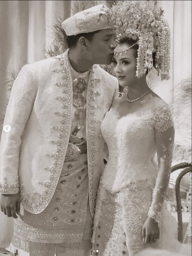 9 Potret akad nikah penyanyi Adikara dan Nazla Alifa, digelar dengan adat minang dan mahar 16 gram