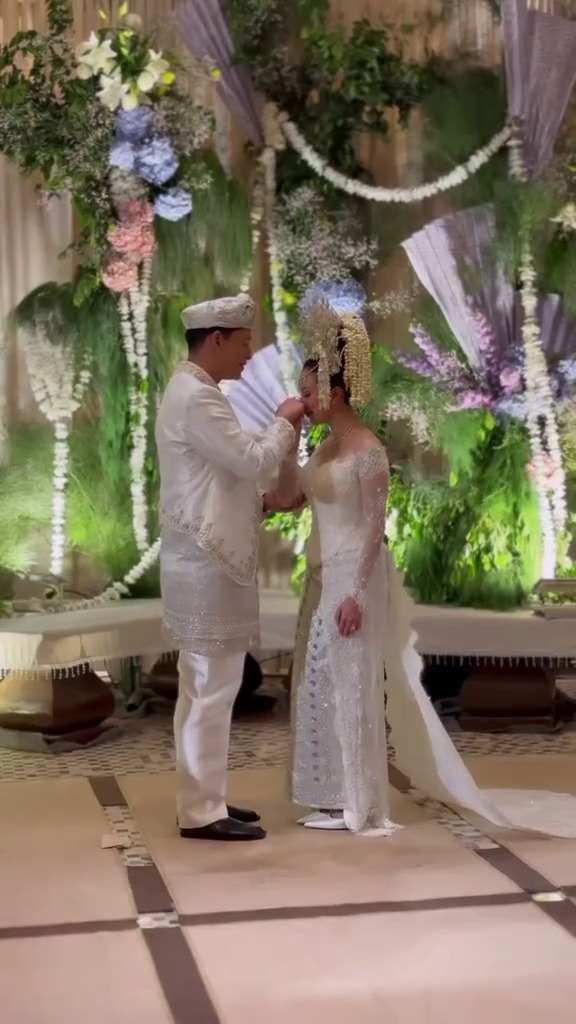 9 Potret akad nikah penyanyi Adikara dan Nazla Alifa, digelar dengan adat minang dan mahar 16 gram