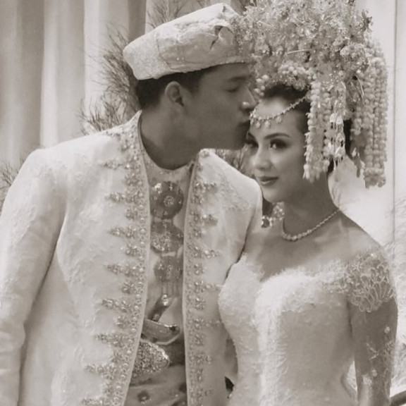 9 Potret akad nikah penyanyi Adikara dan Nazla Alifa, digelar dengan adat minang dan mahar 16 gram