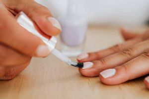 Pecinta nail art harus tahu, ini 7 cara mudah dan cepat hapus kutek gel sendiri pakai bahan sederhana