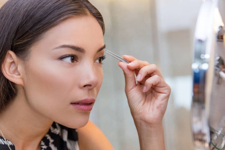 Jangan dulu dicukur, ini cara mudah hilangkan bulu halus di antara alis pakai 1 rempah, hasilnya mulus