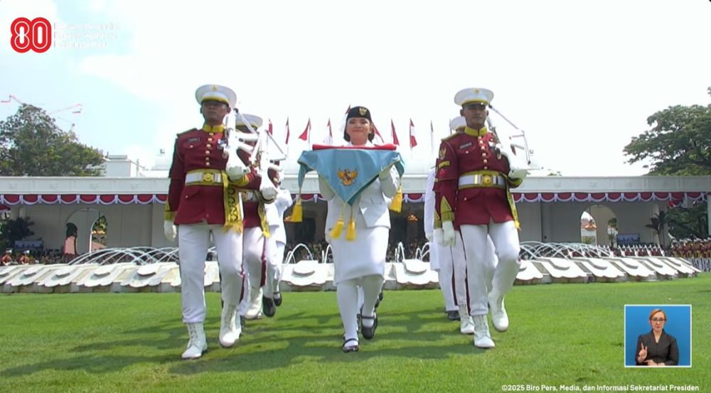 9 Potret Bianca Alessia, pembawa baki di upacara HUT RI ke-80 