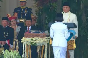Momen haru Presiden Prabowo cium bendera Merah Putih
