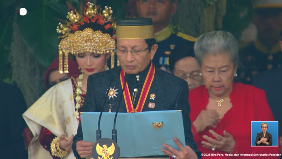 7 Potret Gibran dan Selvi Ananda di upacara HUT RI ke-80, kompak berbusana adat