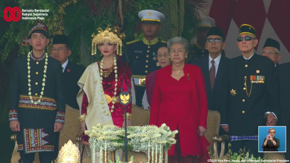 7 Potret Gibran dan Selvi Ananda di upacara HUT RI ke-80, kompak berbusana adat