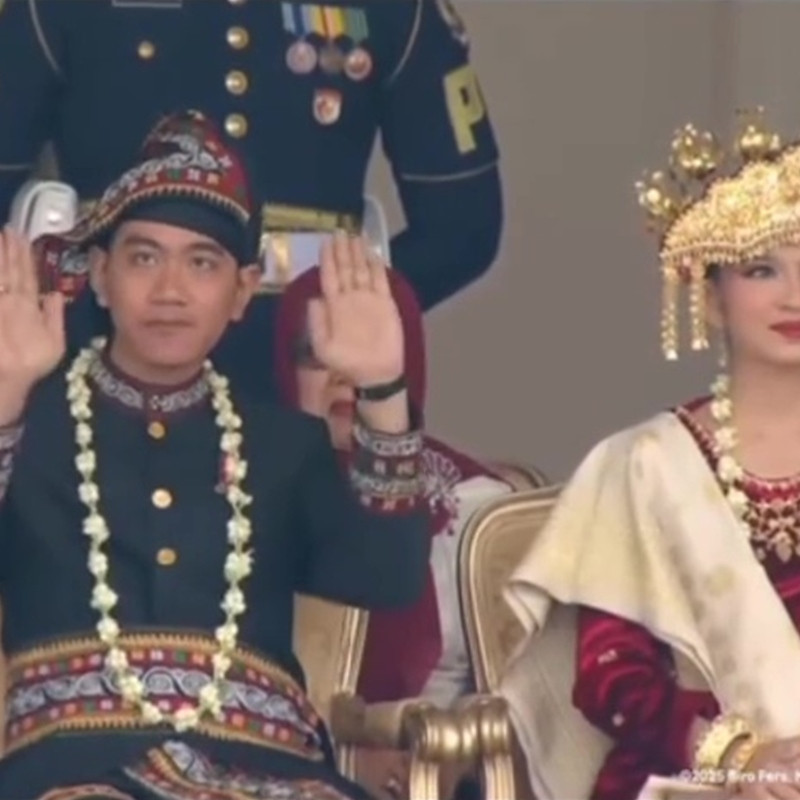 7 Potret Gibran dan Selvi Ananda di upacara HUT RI ke-80, kompak berbusana adat