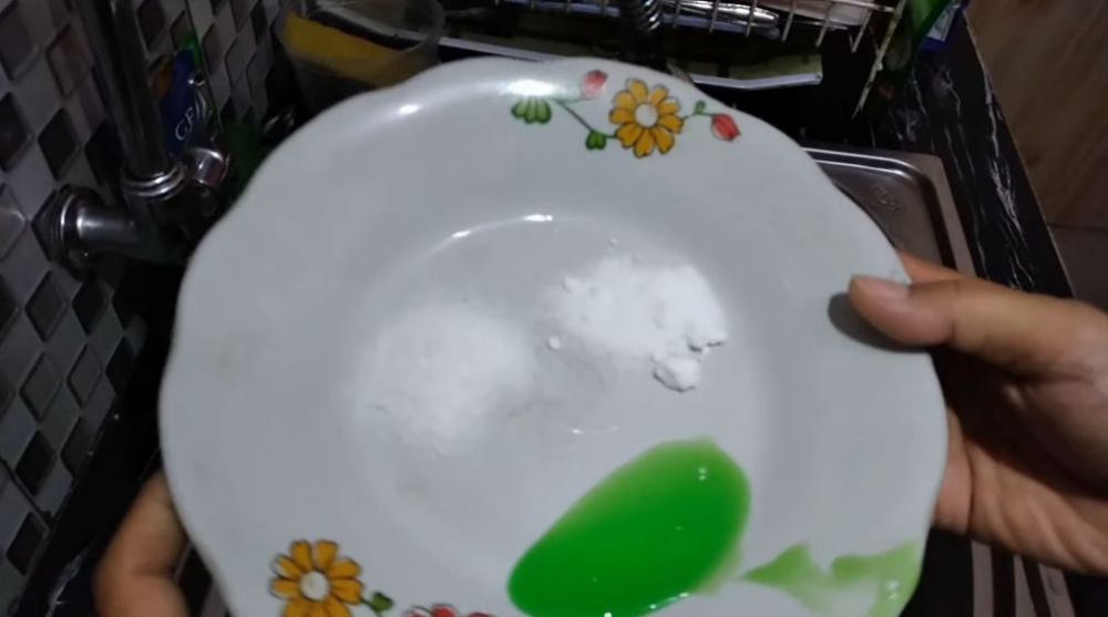 Mangkuk kusam? Bikin kinclong lagi modal garam dan baking soda