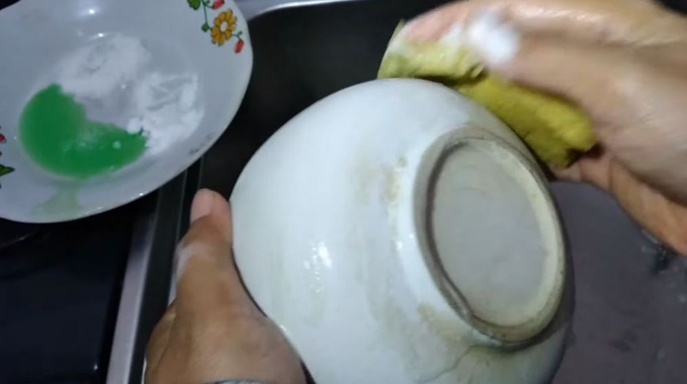 Mangkuk kusam? Bikin kinclong lagi modal garam dan baking soda