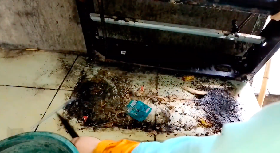 Lantai dapur kotor dan berkerak? Ini cara gampang bikin bersih dan kesat pakai 2 bahan sederhana