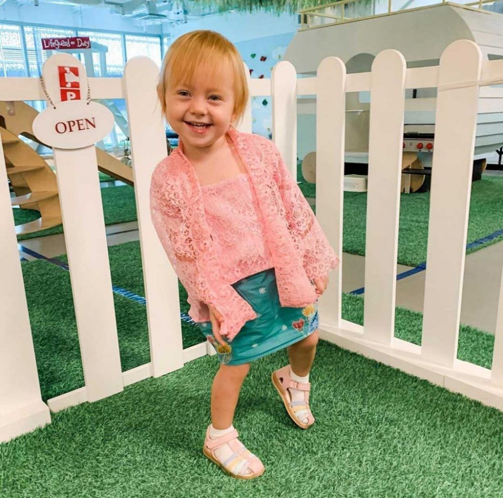 Potret gemas 11 anak seleb berdarah blasteran memakai baju adat