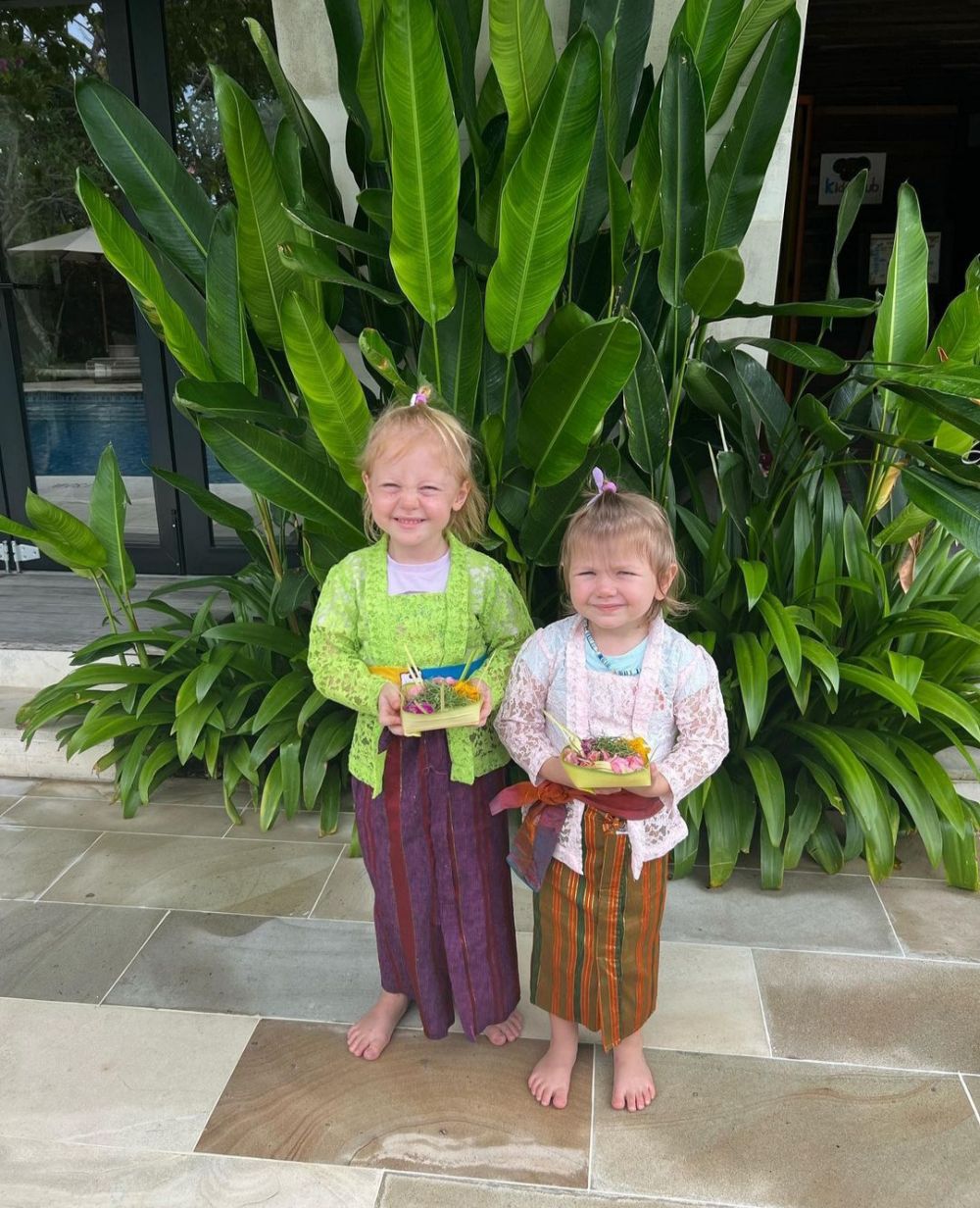 Potret gemas 11 anak seleb berdarah blasteran memakai baju adat