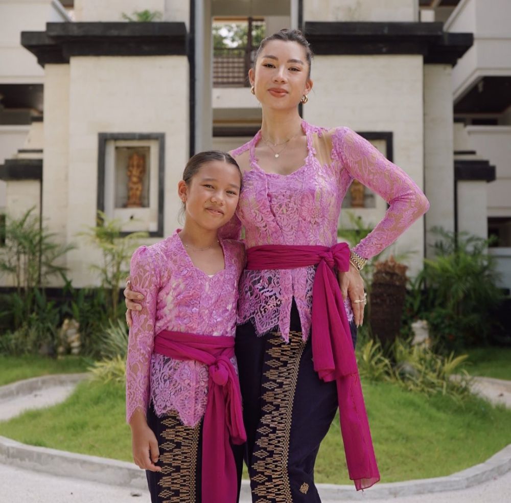 Potret gemas 11 anak seleb berdarah blasteran memakai baju adat