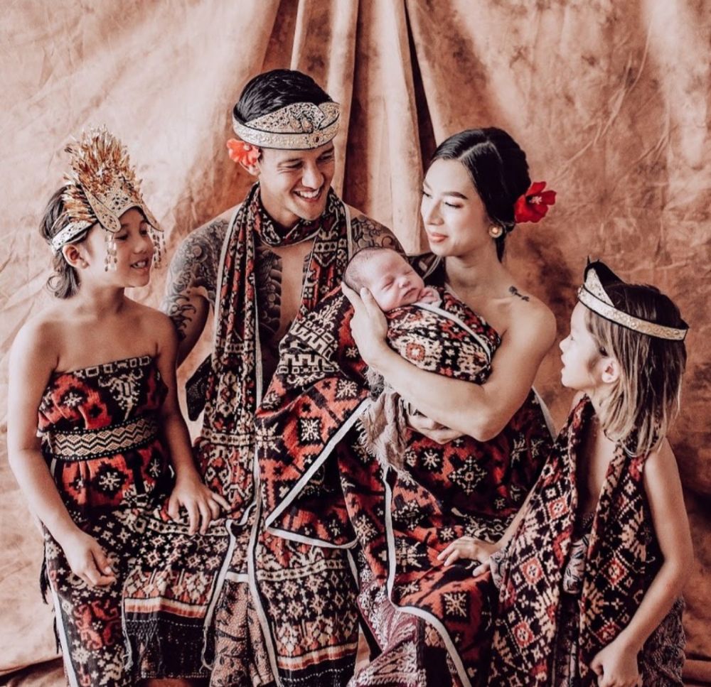 Potret gemas 11 anak seleb berdarah blasteran memakai baju adat