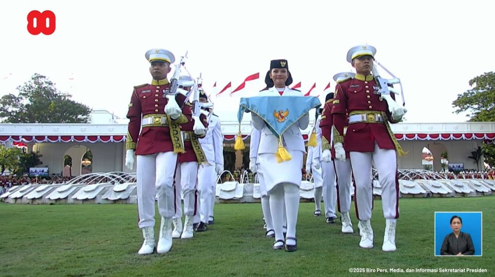9 Pesona Aliah Sakira, pelajar asal Makassar pembawa baki penurunan bendera di Istana Negara