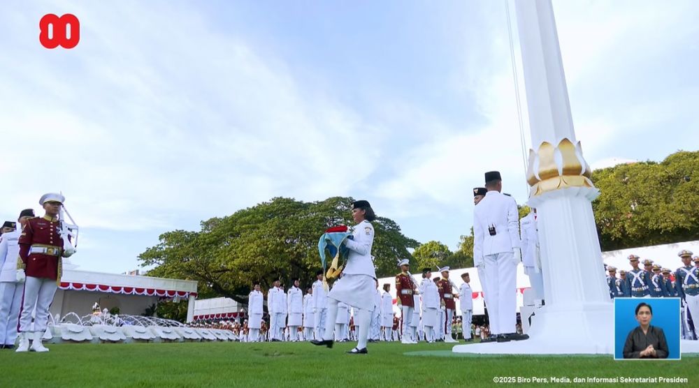 9 Pesona Aliah Sakira, pelajar asal Makassar pembawa baki penurunan bendera di Istana Negara