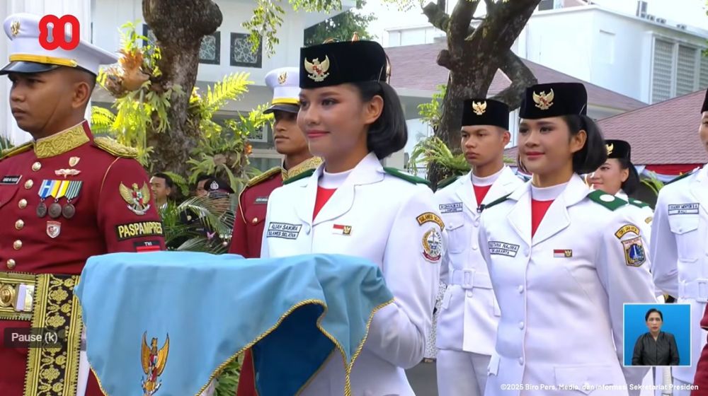 9 Pesona Aliah Sakira, pelajar asal Makassar pembawa baki penurunan bendera di Istana Negara