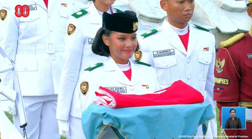 9 Pesona Aliah Sakira, pelajar asal Makassar pembawa baki penurunan bendera di Istana Negara