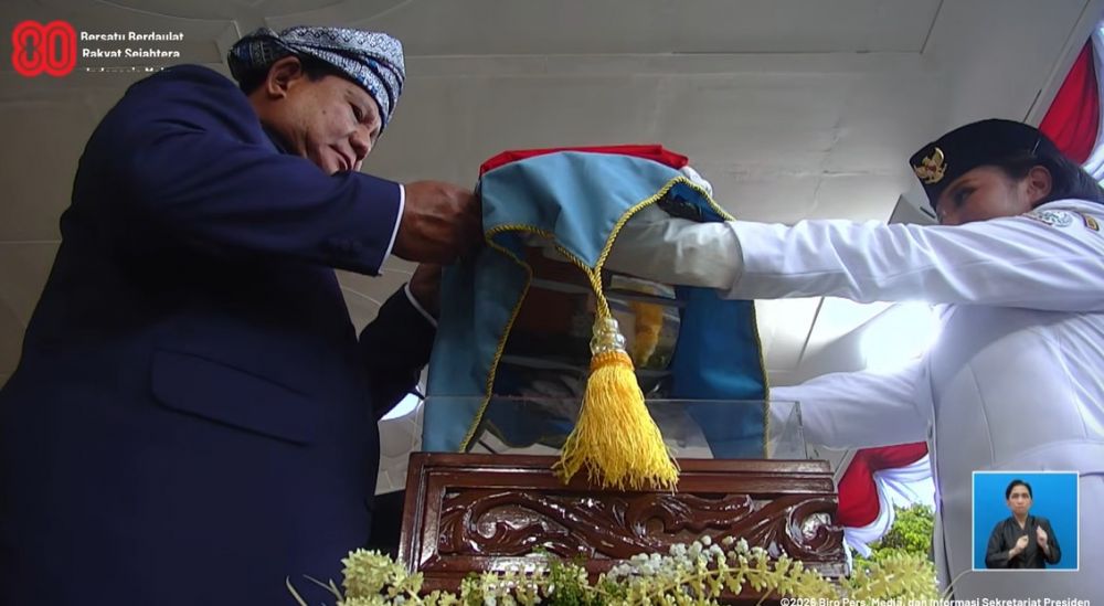 9 Pesona Aliah Sakira, pelajar asal Makassar pembawa baki penurunan bendera di Istana Negara
