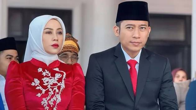 Anaknya jadi Paskibraka Provinsi Banten, ini 9 potret Denny Cagur dan Shanty yang penuh rasa bangga