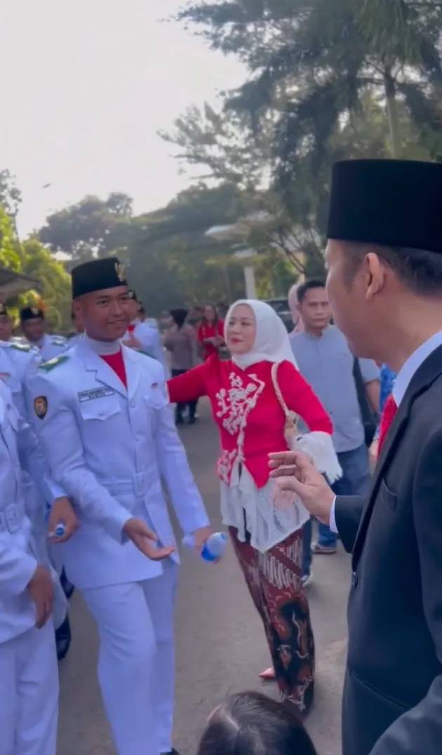 Anaknya jadi Paskibraka Provinsi Banten, ini 9 potret Denny Cagur dan Shanty yang penuh rasa bangga