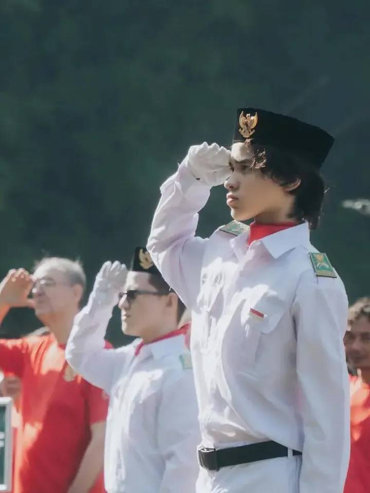 Gagah dan tampan, 5 potret Noah Sinclair putra Bunga Citra Lestari jadi pemimpin upacara di sekolah