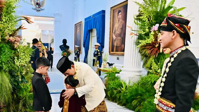 Momen hangat Prabowo peluk Jan Ethes dan La Lembah di HUT ke-80 RI