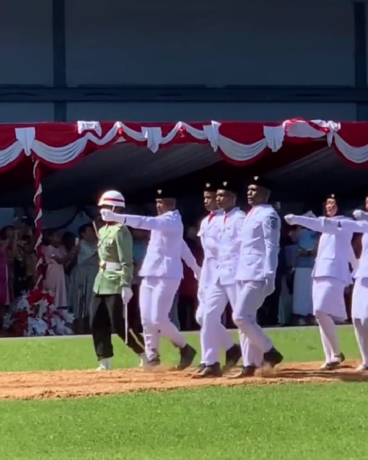 Viral momen epik Paskibraka Papua memapah teman yang nyaris pingsan saat mau kibarkan bendera, respect