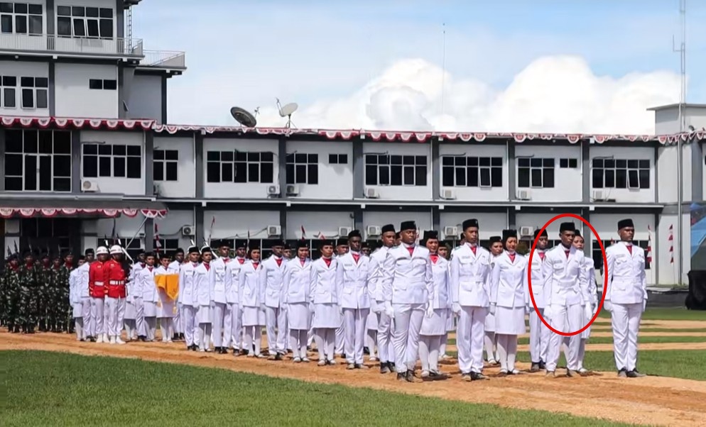 Viral momen epik Paskibraka Papua memapah teman yang nyaris pingsan saat mau kibarkan bendera, respect