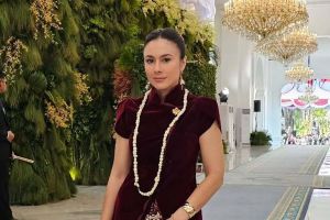 7 Potret detail makeup flawless Wulan Guritno dengan gaya soft di upacara HUT RI ke-80, memesona abis