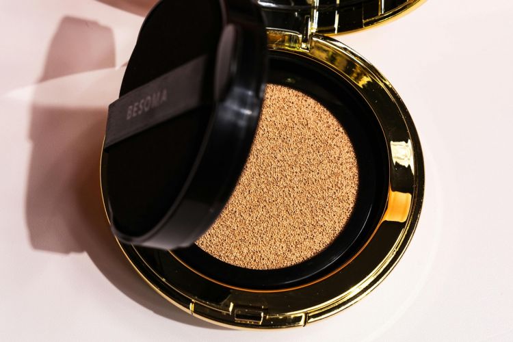 Bukan dioles ke punggung tangan, ini trik ampuh pilih warna cushion agar cocok dengan kulit