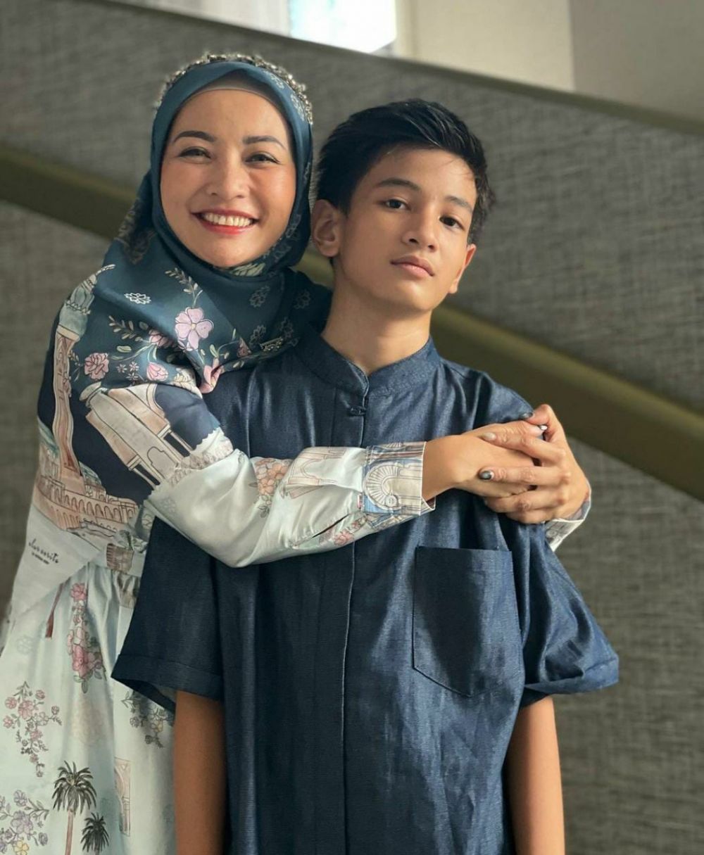 Potret kompaknya bak kakak adik, ini 9 momen kebersamaan Hesti Purwadinata bareng putra sulung