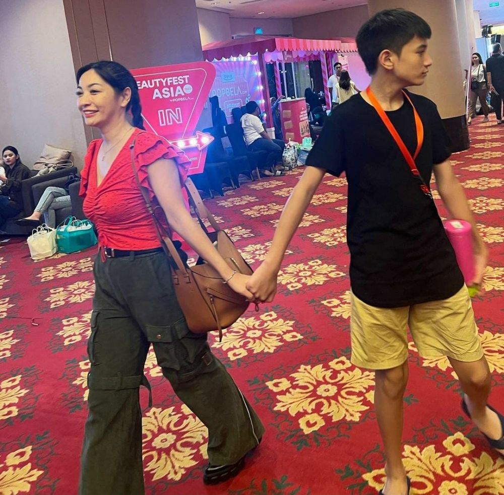 Potret kompaknya bak kakak adik, ini 9 momen kebersamaan Hesti Purwadinata bareng putra sulung